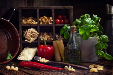 Geleneksel farklı makarna türleri için malzemeler - peynir, domates, sos, zeytin yağı, fesleğen