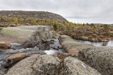  Skrelifallan Şelalesi çevresi, Skrelia, Lyngdal, Norveç.