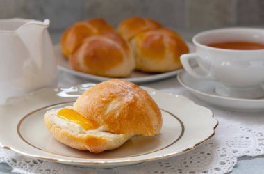 Geleneksel Paskalya Ev Yapımı İngiliz Sıcak Çapraz Çörekleri 