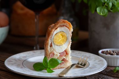 Casatiello Napoletano - İtalyan dolgulu ev yapımı Paskalya aromalı salam, peynir ve yumurtalı ekmek