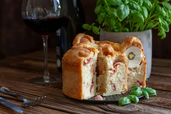 Casatiello Napoletano - İtalyan dolgulu ev yapımı Paskalya aromalı salam, peynir ve yumurtalı ekmek