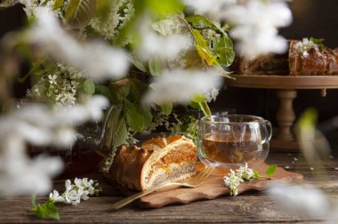 Geleneksel ev yapımı Dagestani Botlikh turtası, kayısı ve doğranmış ceviz.