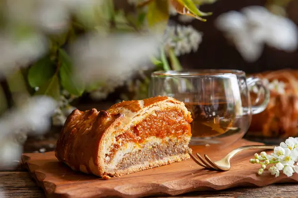 Geleneksel ev yapımı Dagestani Botlikh turtası, kayısı ve doğranmış ceviz.