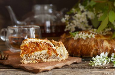 Geleneksel ev yapımı Dagestani Botlikh turtası, kayısı ve doğranmış ceviz.