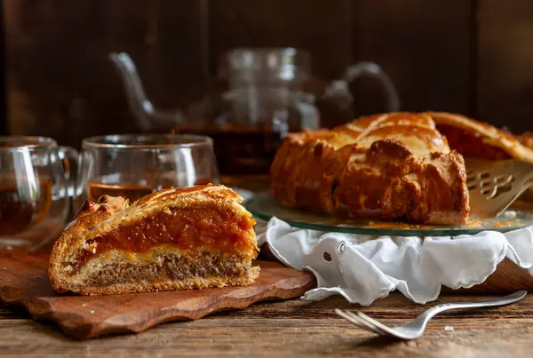 Geleneksel ev yapımı Dagestani Botlikh turtası, kayısı ve doğranmış ceviz.