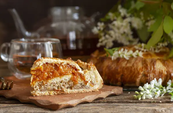 Geleneksel ev yapımı Dagestani Botlikh turtası, kayısı ve doğranmış ceviz.