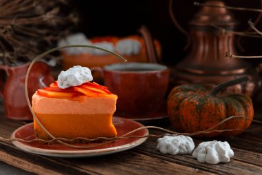 Persimmon ve Meringue ile ev yapımı Balkabağı Peynirli Kek