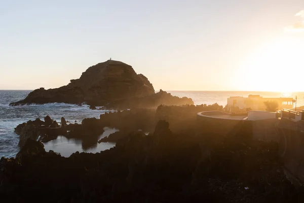  Porto Moniz 'in güzel manzarası, kayaları ve güneş doğarken doğal lav havuzları..