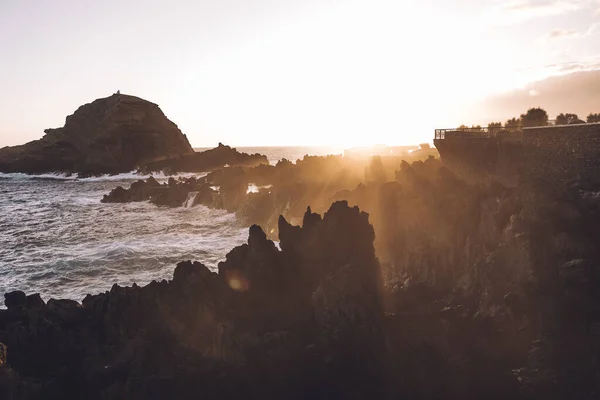  Porto Moniz 'in güzel manzarası, kayaları ve güneş doğarken doğal lav havuzları..