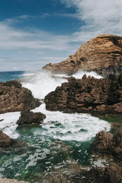  Porto Moniz 'in güzel manzarası, kayaları ve güneş doğarken doğal lav havuzları..