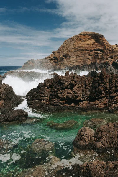  Porto Moniz 'in güzel manzarası, kayaları ve güneş doğarken doğal lav havuzları..