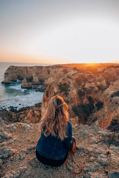 Gün batımı Marinha Sahili, Algarve