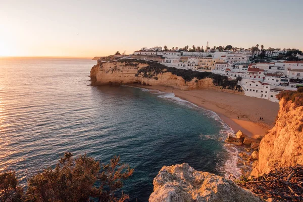 Portekiz 'i en güzel yerlere seyahat et. Portekiz kıyıları, Carvoeiro köyü, sahili ve Algarve bölgesindeki uçurumların çarpıcı günbatımı manzarasıyla..