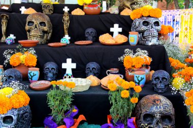 Jalisco, Meksika - 25 Ekim 2022: 1 ve 2 Kasım tarihlerinde, Meksikalılar Ölüler Günü için adak adadılar: her yıl anıları onurlandırmak için sunaklar dolusu renkler, tatlar ve kokular 