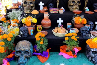 Jalisco, Meksika - 25 Ekim 2022: 1 ve 2 Kasım tarihlerinde, Meksikalılar Ölüler Günü için adak adadılar: her yıl anıları onurlandırmak için sunaklar dolusu renkler, tatlar ve kokular 