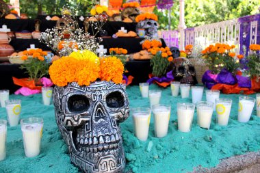 Jalisco, Meksika - 25 Ekim 2022: 1 ve 2 Kasım tarihlerinde, Meksikalılar Ölüler Günü için adak adadılar: her yıl anıları onurlandırmak için sunaklar dolusu renkler, tatlar ve kokular 
