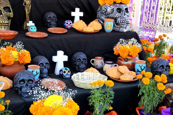 ハリスコ メキシコ 10月25 2022 11月の1と2では メキシコ人は死者の日のために提供しています 思い出を称えるために毎年置かれる色 匂いでいっぱいの祭壇 — ストック写真
