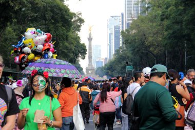 Ciudad de Mexico, Meksika - 29 Ekim 2022 Meksika kültürünün zenginliğini ve geleneklerini kutlamak için Dead Parade Günü, CDMX 'te Reforma Avenue' da büyük bir parti