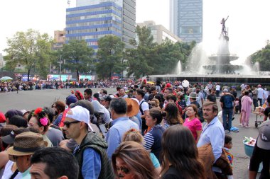 Ciudad de Mexico, Meksika - 29 Ekim 2022 Meksika kültürünün zenginliğini ve geleneklerini kutlamak için Dead Parade Günü, CDMX 'te Reforma Avenue' da büyük bir parti