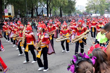 Ciudad de Mexico, Meksika - 29 Ekim 2022 Meksika kültürünün zenginliğini ve geleneklerini kutlamak için Dead Parade Günü, CDMX 'te Reforma Avenue' da büyük bir parti