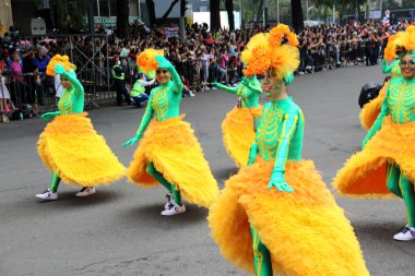 Ciudad de Mexico, Meksika - 29 Ekim 2022 Meksika kültürünün zenginliğini ve geleneklerini kutlamak için Dead Parade Günü, CDMX 'te Reforma Avenue' da büyük bir parti