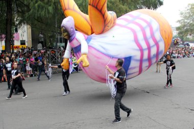 Ciudad de Mexico, Meksika - 29 Ekim 2022 Meksika kültürünün zenginliğini ve geleneklerini kutlamak için Dead Parade Günü, CDMX 'te Reforma Avenue' da büyük bir parti