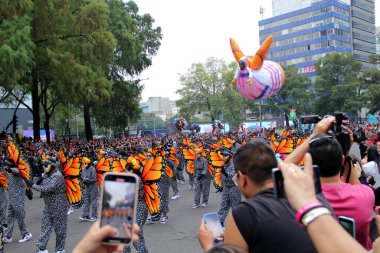 Ciudad de Mexico, Meksika - 29 Ekim 2022 Meksika kültürünün zenginliğini ve geleneklerini kutlamak için Dead Parade Günü, CDMX 'te Reforma Avenue' da büyük bir parti