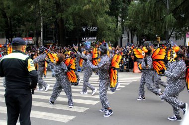 Ciudad de Mexico, Meksika - 29 Ekim 2022 Meksika kültürünün zenginliğini ve geleneklerini kutlamak için Dead Parade Günü, CDMX 'te Reforma Avenue' da büyük bir parti