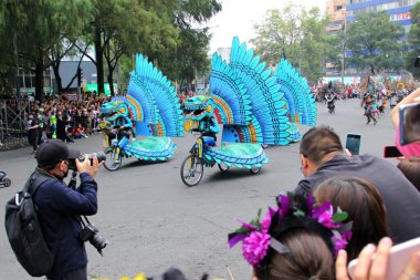 Ciudad de Mexico, Meksika - 29 Ekim 2022 Meksika kültürünün zenginliğini ve geleneklerini kutlamak için Dead Parade Günü, CDMX 'te Reforma Avenue' da büyük bir parti