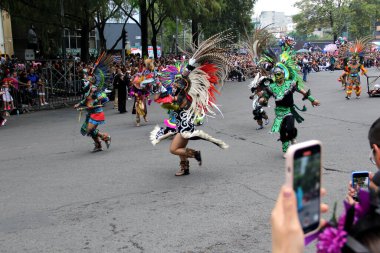 Ciudad de Mexico, Meksika - 29 Ekim 2022 Meksika kültürünün zenginliğini ve geleneklerini kutlamak için Dead Parade Günü, CDMX 'te Reforma Avenue' da büyük bir parti