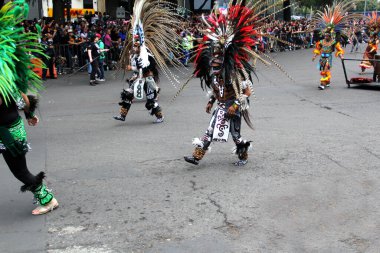 Ciudad de Mexico, Meksika - 29 Ekim 2022 Meksika kültürünün zenginliğini ve geleneklerini kutlamak için Dead Parade Günü, CDMX 'te Reforma Avenue' da büyük bir parti