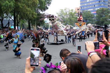 Ciudad de Mexico, Meksika - 29 Ekim 2022 Meksika kültürünün zenginliğini ve geleneklerini kutlamak için Dead Parade Günü, CDMX 'te Reforma Avenue' da büyük bir parti