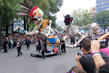 Ciudad de Mexico, Meksika - 29 Ekim 2022 Meksika kültürünün zenginliğini ve geleneklerini kutlamak için Dead Parade Günü, CDMX 'te Reforma Avenue' da büyük bir parti