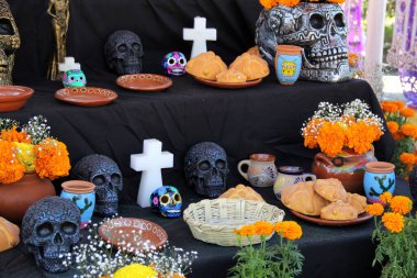 Jalisco, Meksika - 25 Ekim 2022: 1 ve 2 Kasım tarihlerinde, Meksikalılar Ölüler Günü için adak adadılar: her yıl anıları onurlandırmak için sunaklar dolusu renkler, tatlar ve kokular 