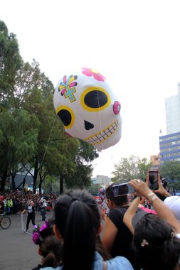 Ciudad de Mexico, Meksika - 29 Ekim 2022 Meksika kültürünün zenginliğini ve geleneklerini kutlamak için Dead Parade Günü, CDMX 'te Reforma Avenue' da büyük bir parti