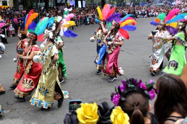 Ciudad de Mexico, Meksika - 29 Ekim 2022 Meksika kültürünün zenginliğini ve geleneklerini kutlamak için Dead Parade Günü, CDMX 'te Reforma Avenue' da büyük bir parti