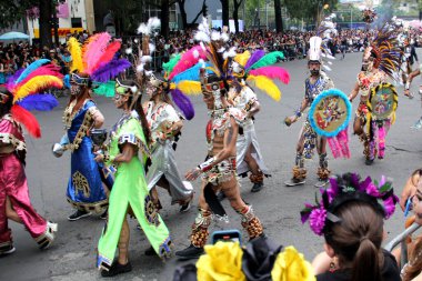 Ciudad de Mexico, Meksika - 29 Ekim 2022 Meksika kültürünün zenginliğini ve geleneklerini kutlamak için Dead Parade Günü, CDMX 'te Reforma Avenue' da büyük bir parti