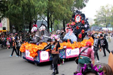 Ciudad de Mexico, Meksika - 29 Ekim 2022 Meksika kültürünün zenginliğini ve geleneklerini kutlamak için Dead Parade Günü, CDMX 'te Reforma Avenue' da büyük bir parti