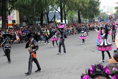 Ciudad de Mexico, Meksika - 29 Ekim 2022 Meksika kültürünün zenginliğini ve geleneklerini kutlamak için Dead Parade Günü, CDMX 'te Reforma Avenue' da büyük bir parti