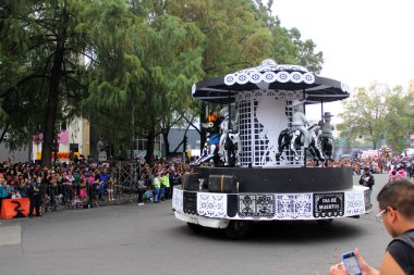 Ciudad de Mexico, Meksika - 29 Ekim 2022 Meksika kültürünün zenginliğini ve geleneklerini kutlamak için Dead Parade Günü, CDMX 'te Reforma Avenue' da büyük bir parti