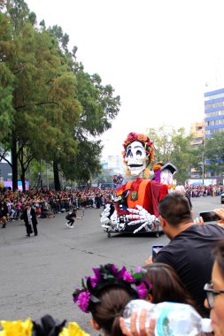 Ciudad de Mexico, Meksika - 29 Ekim 2022 Meksika kültürünün zenginliğini ve geleneklerini kutlamak için Dead Parade Günü, CDMX 'te Reforma Avenue' da büyük bir parti