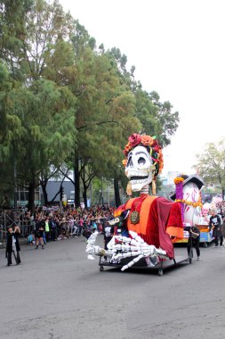 Ciudad de Mexico, Meksika - 29 Ekim 2022 Meksika kültürünün zenginliğini ve geleneklerini kutlamak için Dead Parade Günü, CDMX 'te Reforma Avenue' da büyük bir parti