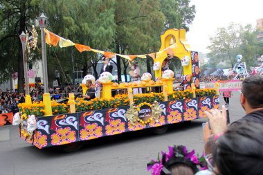 Ciudad de Mexico, Meksika - 29 Ekim 2022 Meksika kültürünün zenginliğini ve geleneklerini kutlamak için Dead Parade Günü, CDMX 'te Reforma Avenue' da büyük bir parti