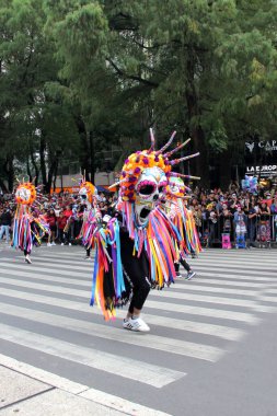 Ciudad de Mexico, Meksika - 29 Ekim 2022 Meksika kültürünün zenginliğini ve geleneklerini kutlamak için Dead Parade Günü, CDMX 'te Reforma Avenue' da büyük bir parti