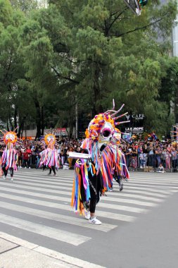 Ciudad de Mexico, Meksika - 29 Ekim 2022 Meksika kültürünün zenginliğini ve geleneklerini kutlamak için Dead Parade Günü, CDMX 'te Reforma Avenue' da büyük bir parti