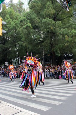Ciudad de Mexico, Meksika - 29 Ekim 2022 Meksika kültürünün zenginliğini ve geleneklerini kutlamak için Dead Parade Günü, CDMX 'te Reforma Avenue' da büyük bir parti
