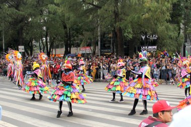 Ciudad de Mexico, Meksika - 29 Ekim 2022 Meksika kültürünün zenginliğini ve geleneklerini kutlamak için Dead Parade Günü, CDMX 'te Reforma Avenue' da büyük bir parti