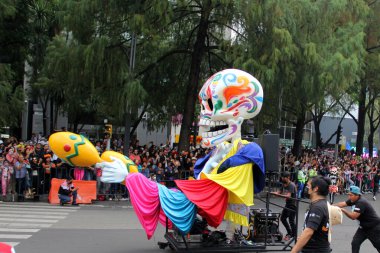 Ciudad de Mexico, Meksika - 29 Ekim 2022 Meksika kültürünün zenginliğini ve geleneklerini kutlamak için Dead Parade Günü, CDMX 'te Reforma Avenue' da büyük bir parti