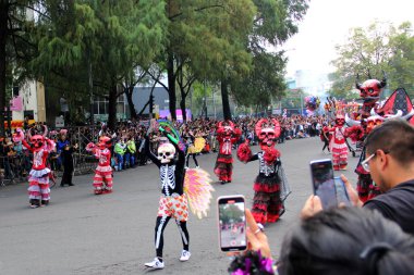 Ciudad de Mexico, Meksika - 29 Ekim 2022 Meksika kültürünün zenginliğini ve geleneklerini kutlamak için Dead Parade Günü, CDMX 'te Reforma Avenue' da büyük bir parti