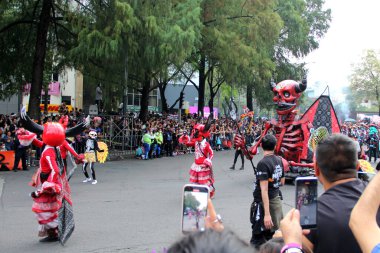 Ciudad de Mexico, Meksika - 29 Ekim 2022 Meksika kültürünün zenginliğini ve geleneklerini kutlamak için Dead Parade Günü, CDMX 'te Reforma Avenue' da büyük bir parti